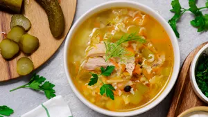 Этот суп реально спасает от похмелья после Нового года: теплый бульон приводит в чувство после вечеринки