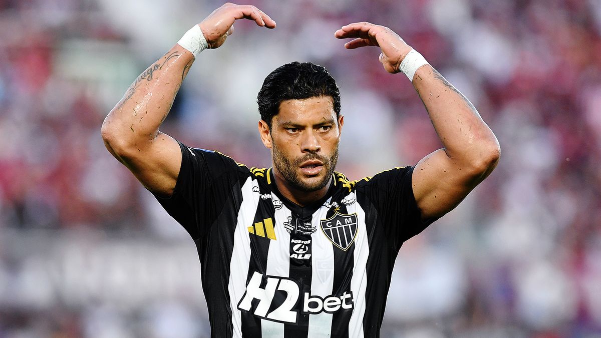 39-летний Халк оформил хет-трик за «Атлетико Минейро», забив с игры, с пенальти и реализовав штрафной с 35 метров