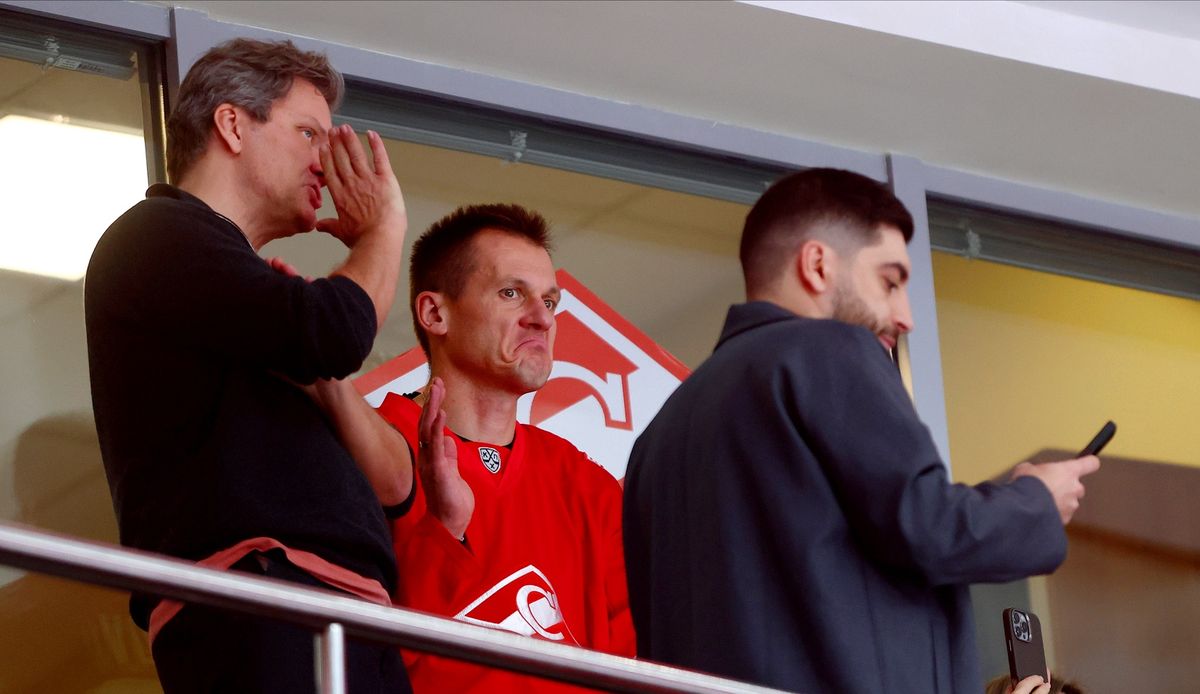 Жесткая бойня на льду, «Деревня дураков» и звезды футбола на трибунах. Фотогалерея матча «Спартак» — ЦСКА