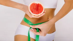 Грейпфрут, съеденный на ночь, помогает сжигать жир во врем сна: правда или миф?