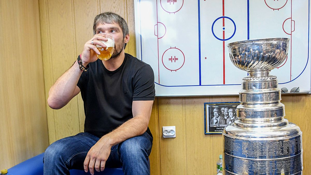 Бывший одноклубник вспомнил пьяный трюк Овечкина на чемпионском параде: «Умеет задавать тон вечеринке»