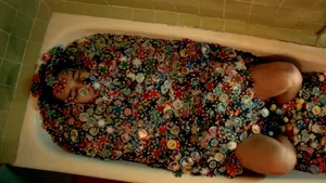 Посмотрела премьеру сериала «Нам покер»: прикольно, но забывается через час