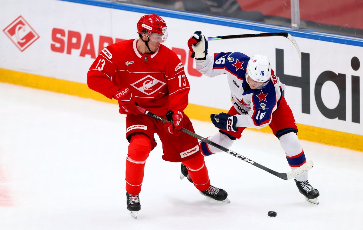 Жесткая бойня на льду, «Деревня дураков» и звезды футбола на трибунах. Фотогалерея матча «Спартак» — ЦСКА