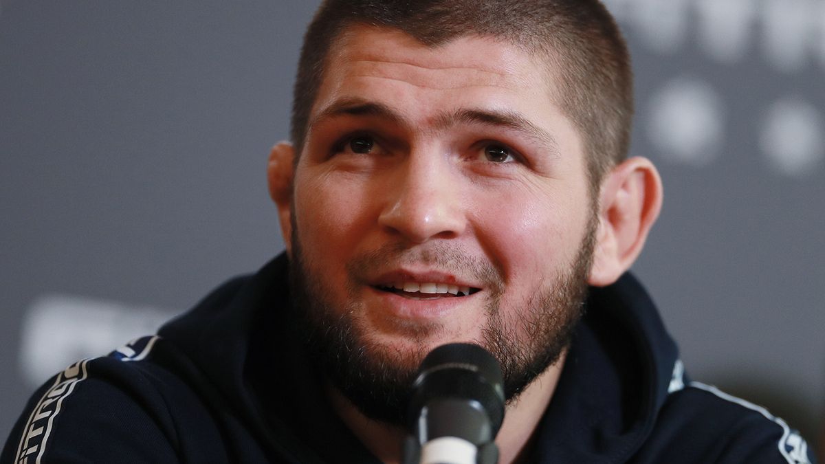 Видео: Хабиб Нурмагомедов прикрыл эмблему «Барселоны» во время фото с юным фанатом