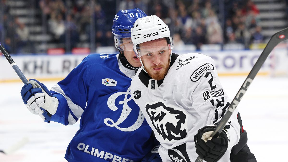 КХЛ дисквалифицировала Дронова на 5 матчей за толчок судьи