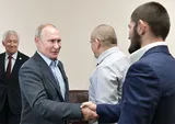 Путин встретился с Хабибом и оценил его удушающий прием: «С двух сторон зажимал, как положено»