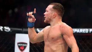 Ни Хабиб, ни Махачев не делали ничего подобного! Петр Ян вошел в историю, разбив монстра из Грузии в UFC