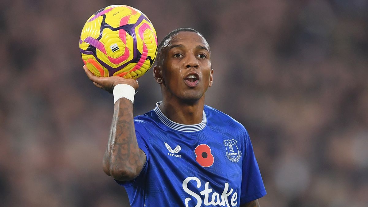 Эшли Янг объявил о завершении игровой карьеры