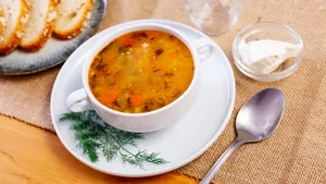 Этот вкусный суп из СССР был популярен в ресторанах во время перестройки: готовится легко и быстро