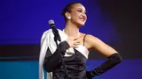 Бузовой подарили свитер хоккейного «Торпедо»: «Успехов всем футболистам»
