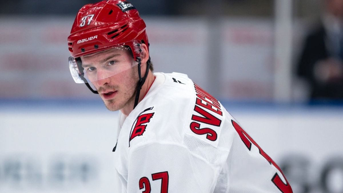 Гол и ассист Свечникова помогли «Каролине» победить «Айлендерс»