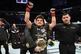 Чемпион UFC Сехудо объявил об уходе из ММА, открыв путь к титулу русскому бойцу. Петр Ян назвал его клоуном