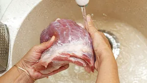 Почему привычка мыть мясо на самом деле опасна: вода не только не спасает, но и вредит