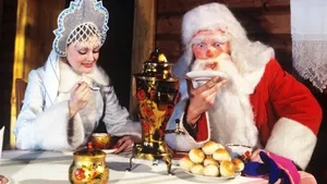 Фото новогодних столов в СССР: что ели и пили — от тяжелых времен к брежневскому изобилию