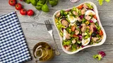 Легкие салаты с консервированным тунцом: 5 рецептов с самой доступной диетической рыбой