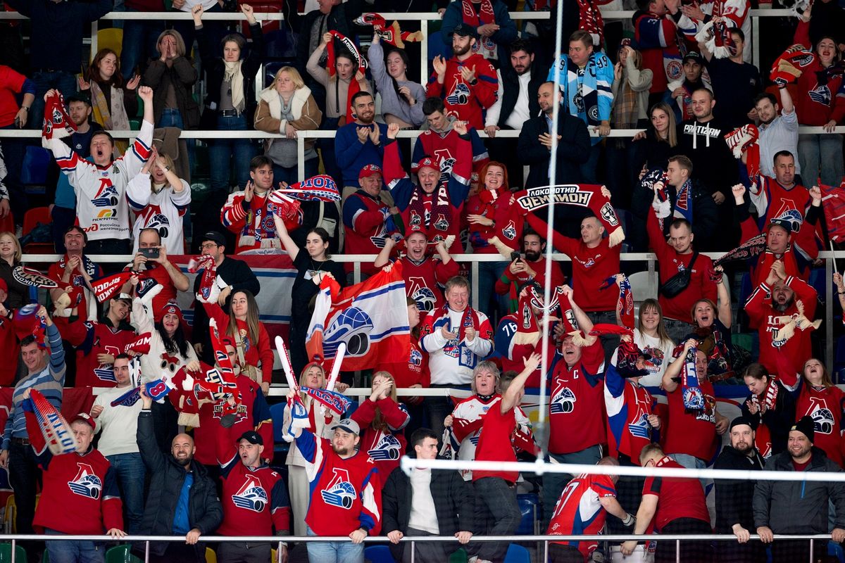 Кулачное побоище после сирены, горячая красавица на льду, поросята на трибуне! «Спартак» — «Локомотив»: фото