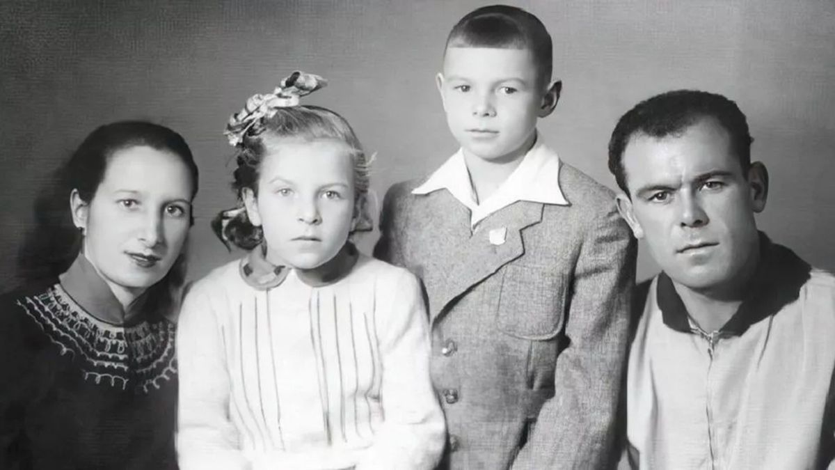 Сбежала с Запада на Украину от войны, пахала на заводе, родила гения. История мамы легенды СССР и ЦСКА Харламова