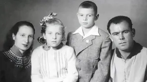 Сбежала с Запада на Украину от войны, пахала на заводе, родила гения. История мамы легенды СССР и ЦСКА Харламова