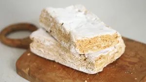 Это пирожное в СССР выпрашивали дети, а сейчас про него никто не помнит: как приготовить «Варшавское»