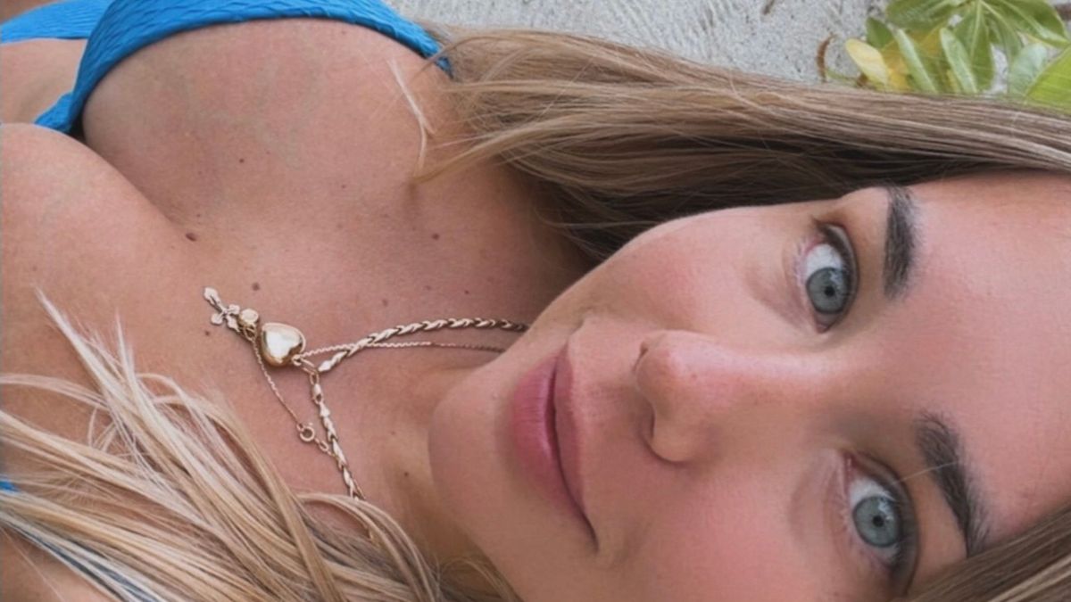 Жена украинского футболиста показала шикарную грудь, выложив горячие фото в купальнике