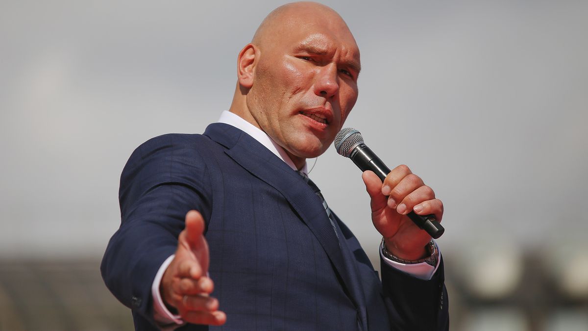 Валуев — о словах Инфантино про снятие бана с России: «На двух стульях одной задницей сложно усидеть»