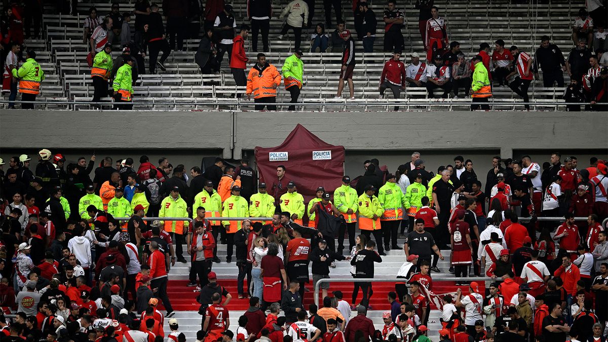 Трагедия В Аргентине: На Матче «Ривер Плейта» Болельщик Сорвался С.