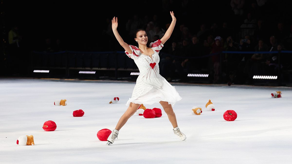 Чемпионка Олимпиады Щербакова в жесткий мороз собрала несколько сотен поклонников: Согрела всех своим теплом