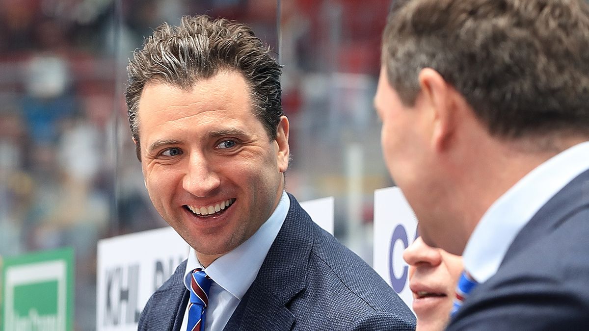 Талисман «Сибири» Снеговик обнял Романа Ротенберга, приподнял и покружил его: видео