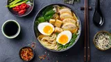 Рамен — вкусное насыщенное блюдо из бульона, лапши и разных добавок. Как приготовить дома