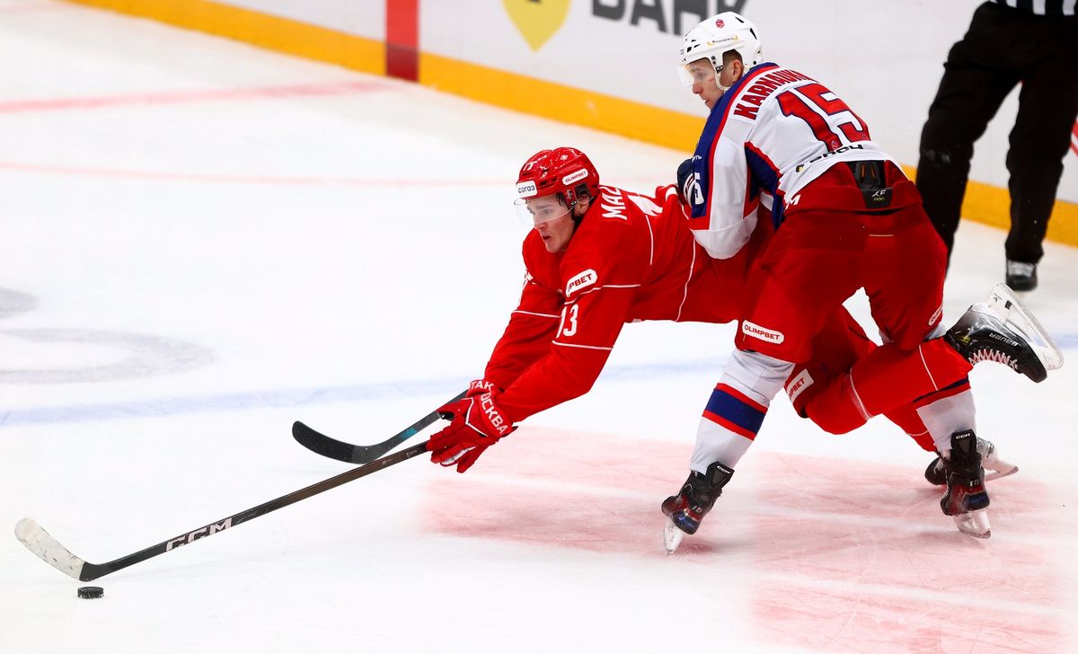 Жесткая бойня на льду, «Деревня дураков» и звезды футбола на трибунах. Фотогалерея матча «Спартак» — ЦСКА