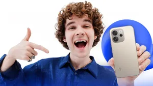 Камерофон vivo V70 появился в России: тройной фотомодуль с телевиком и оптостаб на двух сенсорах за 31 000