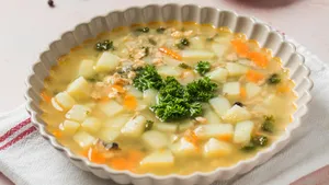 Раз в неделю готовлю наваристый рыбный суп — настоящий эликсир для желудка: банка консервов и 10 минут времени