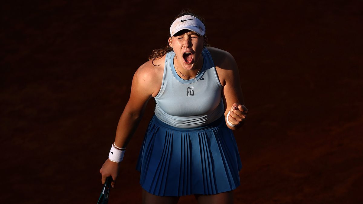 Теннисистка Андреева грубо выругалась после своей ошибки на матче в Китае