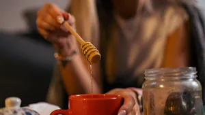 Как правильно принимать мед во время простуды, чтобы быстрее вылечиться и не навредить организму