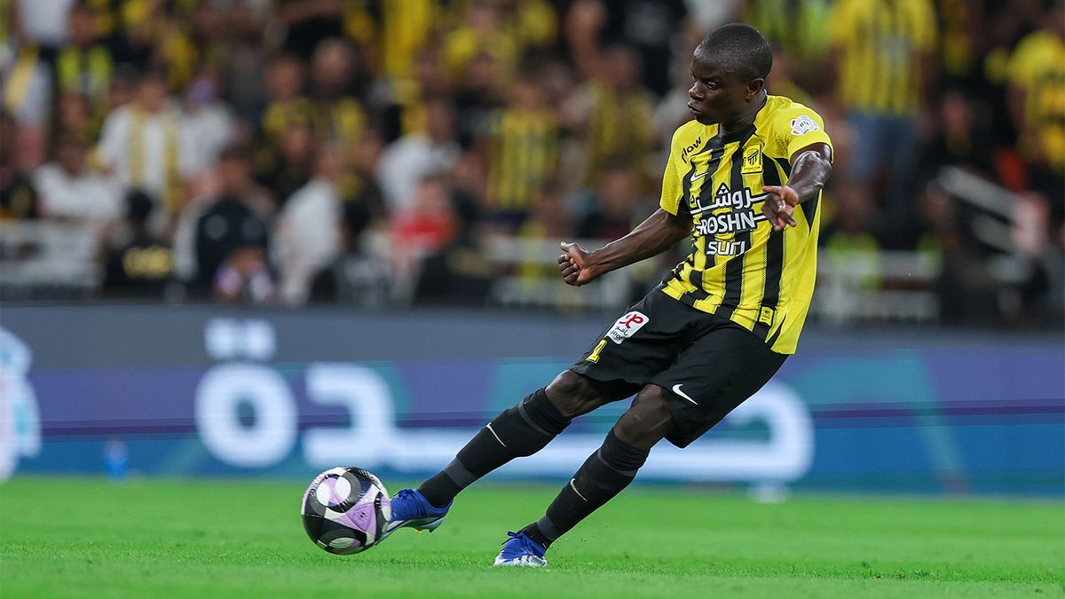 «Через кровь, пот и слезы». «Фенербахче» объявил о переходе Канте