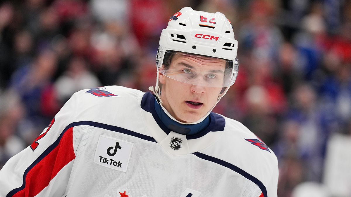 Белорусский 19-летний партнер Овечкина забросил первую шайбу в НХЛ: видео