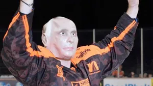 Русский хоккеист британской команды вышел в маске Путина на матч в Хэллоуин: «Нет войне!»