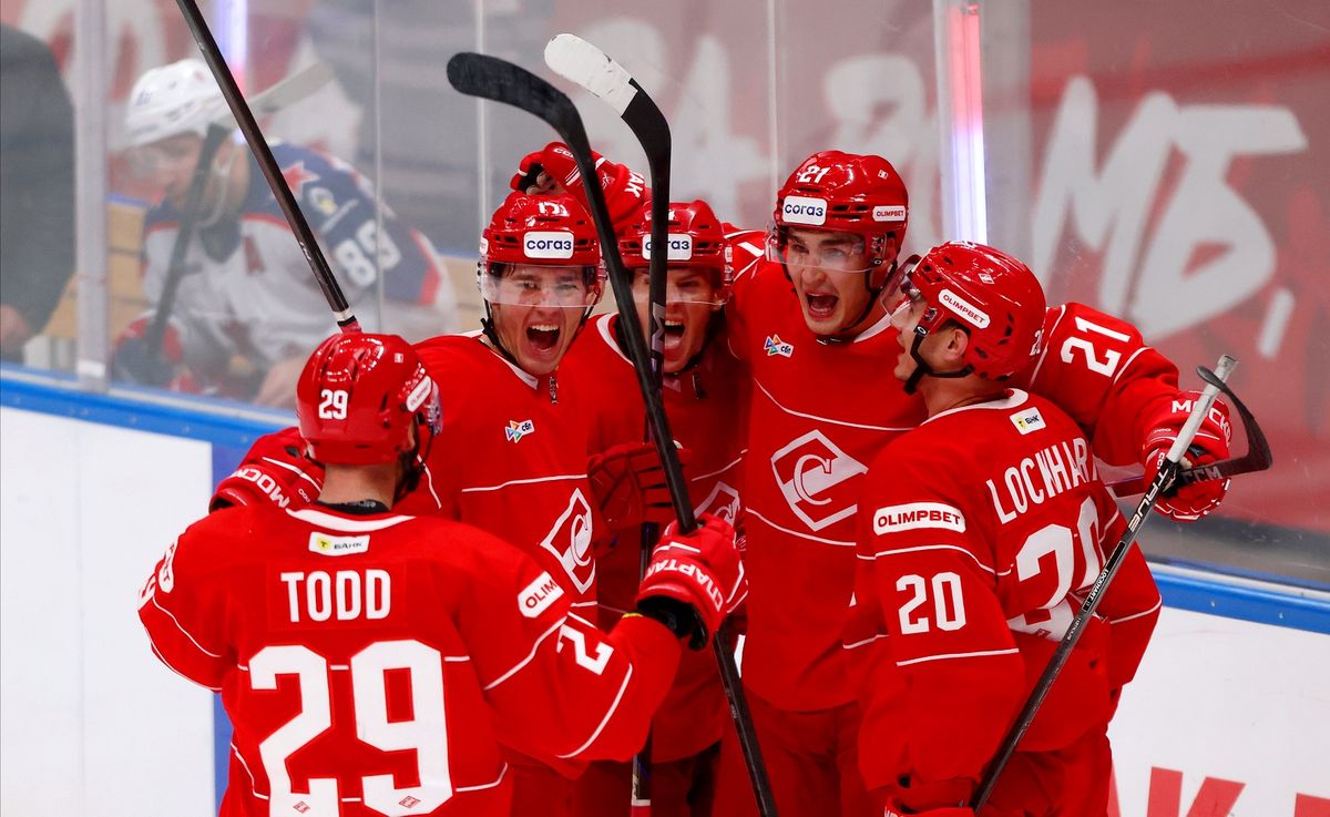 Жесткая бойня на льду, «Деревня дураков» и звезды футбола на трибунах. Фотогалерея матча «Спартак» — ЦСКА