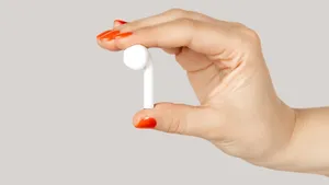 Что делать, если не работает один беспроводной наушник: все способы самостоятельно оживить гаджет