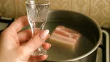 Хитрость хозяек в СССР помогала им варить идеальные бульоны: сейчас до такого бы никто не додумался
