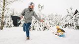 На чем покататься с горки зимой: собрали популярные товары для прогулок с детьми