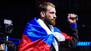 Ученик Шлеменко не сломался под ударами лютого нокаутера, но уступил. Пуляеву нужно побеждать, чтобы остаться в UFC