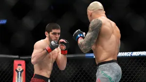 За минуту вырубил бразильского гиганта, который заставил Хабиба плакать. Каким был первый нокаут Махачева в UFC