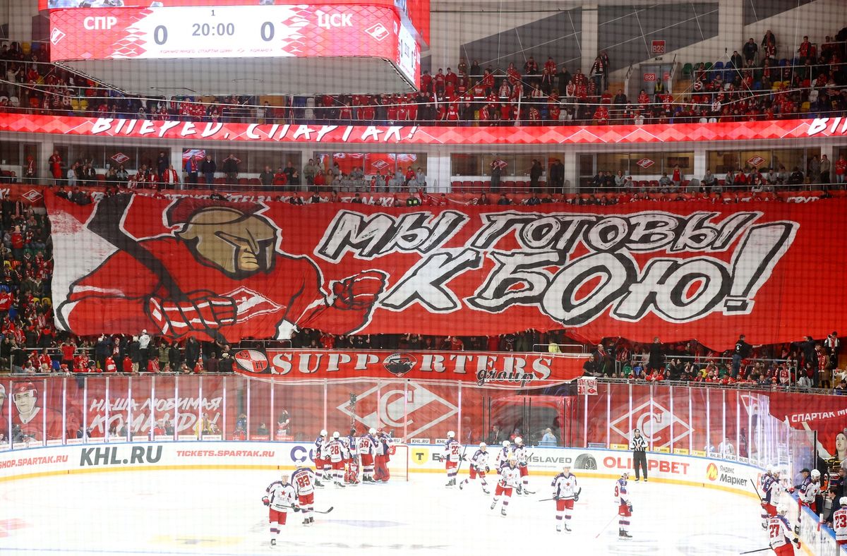 Жесткая бойня на льду, «Деревня дураков» и звезды футбола на трибунах. Фотогалерея матча «Спартак» — ЦСКА