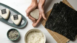 Вкуснее, чем роллы: как приготовить онигири с тунцом своими руками