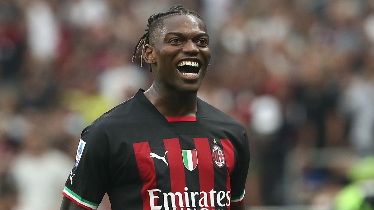 «Милан» благодаря дублю Леау победил «Фиорентину» и возглавил турнирную таблицу Серии А