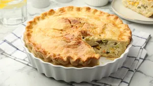 Когда в холодильнике осталась банка огурцов и кефир, готовлю сытный пирог: рецепт