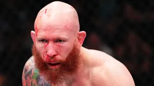 Поломанному ветерану UFC снова сделают больно. Прогноз на Джош Эммет — Кевин Валлехос