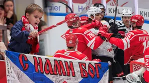Жесткая заруба на льду, смешные плакаты фанатов, бурные эмоции канадца Буше. «Спартак» — «Авангард»: фото