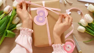 5 идей, что подарить на 8 Марта до 1000 рублей: подарки, которые порадуют близкую, подругу или коллегу